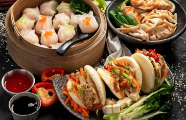 Çin mantısı, soya sosu, karanlık bir arka planda Çin mantısı. Geleneksel Asya yemekleri konsepti. Üst görünüm