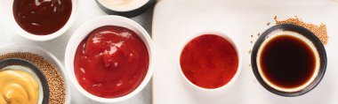 Çeşitli soslar - ketçap, mayonez, barbekü, soya, hardal, tatlı biber. Üst Manzara. Panorama.
