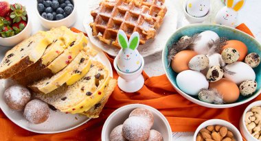 Bayramlık Paskalya sofrası. Mutlu Paskalyalar. Tabakta paskalya yumurtaları. Üst görünüm.