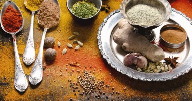 Yemek pişirmek için renkli baharatlar. Hint baharatları arka planı. Üst görünüm.