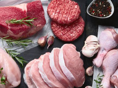 Siyah arka planda taze et türleri. Üst görünüm.