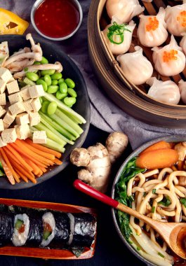 Siyah arka planda servis edilen Asya yemekleri. Asya yemekleri konsepti. Üst görünüm.