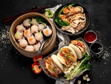 Çin mantısı, soya sosu, karanlık bir arka planda Çin mantısı. Geleneksel Asya yemekleri konsepti. Üst görünüm