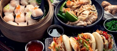 Çin mantısı, soya sosu, karanlık bir arka planda Çin mantısı. Geleneksel Asya yemekleri konsepti. Üst görünüm