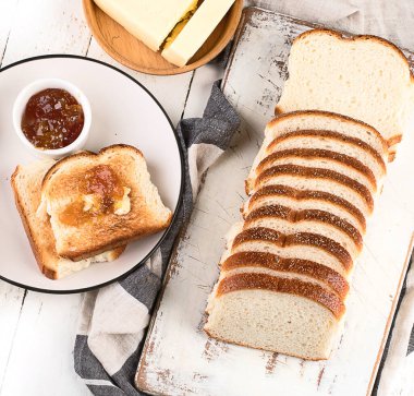 Tahtayı tost ekmeğiyle kesmek