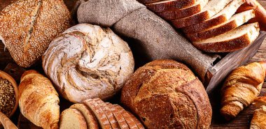 Rustik ahşap zemin üzerine taze ekmek