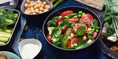 Siyah arka planda vejetaryen yemekleri. Sağlıklı vejetaryen yemeği. Temiz yemek ve yeme konsepti. Üst görünüm.