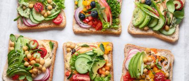 Çeşitli vejetaryen sandviçler. Bitki temelli diyet. Vejetaryen sağlıklı gıda konsepti. Temiz yemek. Üst Manzara. Panorama.