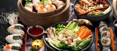 Siyah arka planda servis edilen Asya yemekleri. Asya yemekleri konsepti. Üst Manzara. Kopyalama alanı olan Panorama.