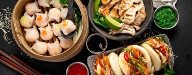 Çin mantısı, soya sosu, karanlık bir arka planda Çin mantısı. Geleneksel Asya yemekleri konsepti. Üst Manzara. Panorama.