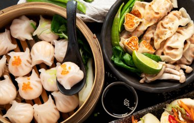 Çin mantısı, soya sosu, karanlık bir arka planda Çin mantısı. Geleneksel Asya yemekleri konsepti. Üst görünüm