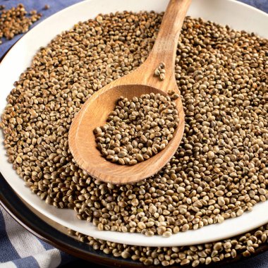 Ahşap bir arka planda kenevir tohumu. Üst görünüm.