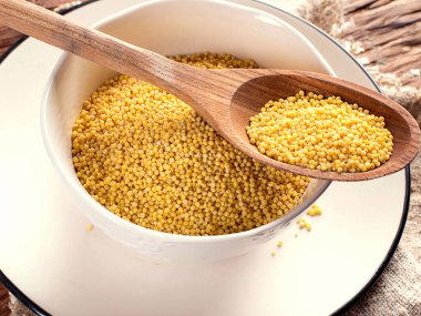 Ahşap arka planda organik darı tohumları. Üst görünüm.