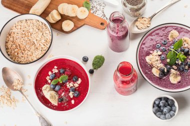 Sağlıklı Kahvaltı için beyaz arka planda meyveli içecek. Sağlıklı ve temiz beslenme konsepti. Üst görünüm.
