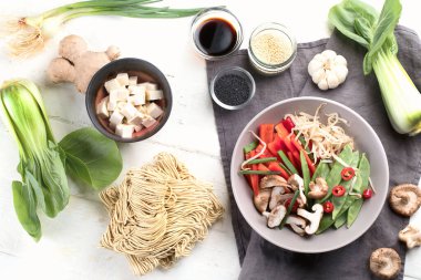 Malzemeler beyaz arka planda hazırlanan Asya yemeklerine hazır. Asya mutfağı konsepti. Üst görünüm.