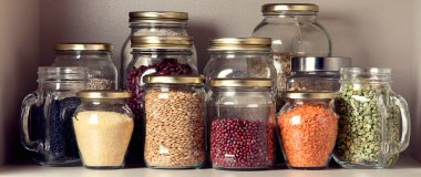 Kilerdeki saklama kavanozlarında tahıl ürünleri koleksiyonu. Panorama.