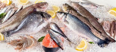 Beyaz ahşap arka planda taze balık ve deniz ürünleri. Sağlıklı beslenme. Üst görünüm.