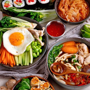 Geleneksel Kore yemekleri. Bibimbap, geleneksel Kore yemeği, pirinç, sebze, beyaz arka planda Kimchi. Üst görünüm.