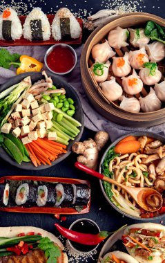 Siyah arka planda servis edilen Asya yemekleri. Asya yemekleri konsepti. Üst görünüm. 