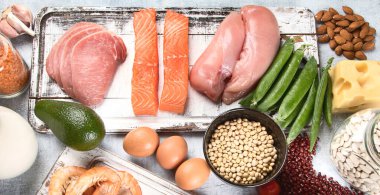 Et, balık, süt, sebze gibi dengeli diyet ürünleri. Sağlıklı gıda konsepti. Üst görünüm.