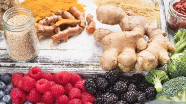 Beyaz ahşap tahtada çeşitli süper yiyecekler. Sağlıklı gıda konsepti. Üst görünüm.