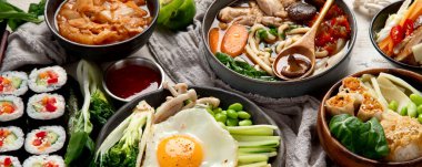 Geleneksel Kore yemekleri. Bibimbap, geleneksel Kore yemeği, pirinç, sebze, beyaz arka planda Kimchi. Üst Manzara. Panorama.