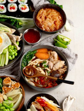 Geleneksel Kore yemekleri. Bibimbap, geleneksel Kore yemeği, pirinç, sebze, beyaz arka planda Kimchi. Üst Manzara. Boşluğu kopyala.