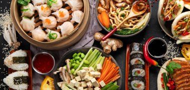 Siyah arka planda servis edilen Asya yemekleri. Asya yemekleri konsepti. Üst Manzara. Boşluğu kopyala.