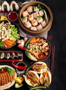 Siyah arka planda servis edilen Asya yemekleri. Asya yemekleri konsepti. Üst görünüm.