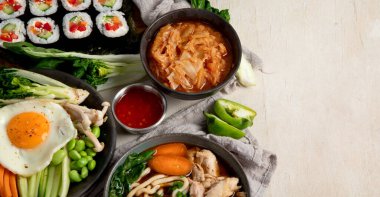 Geleneksel Kore yemekleri. Bibimbap, geleneksel Kore yemeği, pirinç, sebze, beyaz arka planda Kimchi. Üst Manzara. Kopyalama alanı olan Panorama.