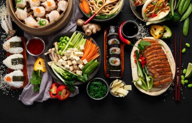 Siyah arka planda servis edilen Asya yemekleri. Asya yemekleri konsepti. Üst Manzara. Boşluğu kopyala.