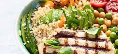 Sağlıklı yemek kasesi. Dengeli gıda konsepti. Üst görünüm.