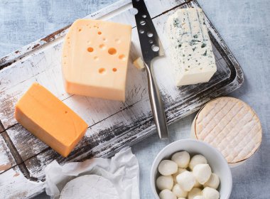 Köy tahtasında farklı peynir çeşitleri var. Üst görünüm.