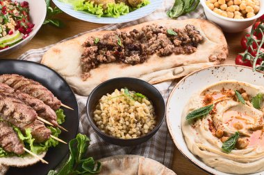 Ahşap arka planda geleneksel Türk mutfağı. Orta Doğu gıda konsepti. Üst görünüm.