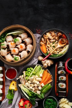 Siyah arka planda servis edilen Asya yemekleri. Asya yemekleri konsepti. Üst Manzara. Boşluğu kopyala.