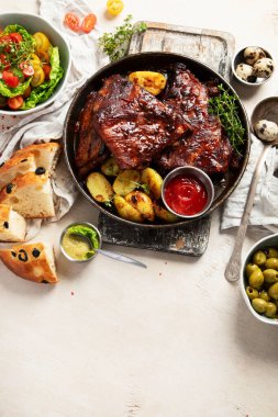 Beyaz arka planda fırında patates sebzeli ve zeytinli leziz pirzola. Üst Manzara. Boşluğu kopyala.