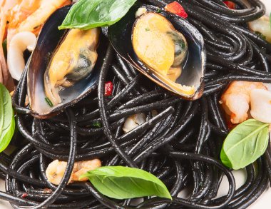 Deniz mahsullü İtalyan makarnası. Beyaz arka planda Spagetti Vongole. Üst görünüm. 