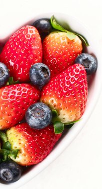 Beyaz arka planda taze böğürtlen sağlıklı gıda konsepti. Üst görünüm.