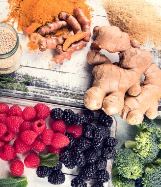 Tahta meyveler ve tohumlar üzerine çeşitli süper yiyecekler. Sağlıklı gıda konsepti. Üst görünüm.