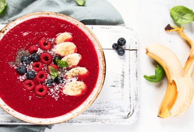 Sağlıklı kahvaltı için meyve suyu kasesi. Üst Manzara. Panorama.