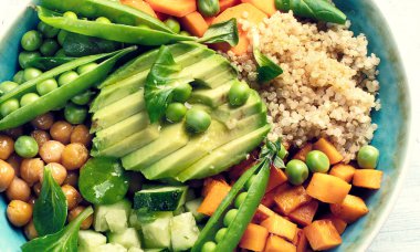 Gri arka planda vejetaryen yemek kasesi. Sağlıklı beslenme konsepti. Üst görünüm.