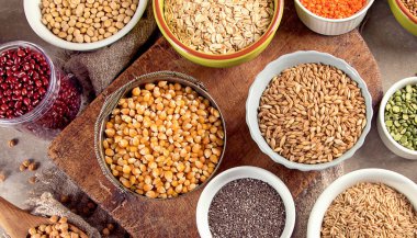 Gri arka planda çiğ tahıl yiyeceği. Üst Manzara. Sağlıklı beslenme konsepti. Panorama.