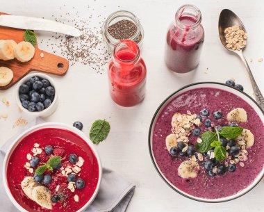 Sağlıklı Kahvaltı için beyaz arka planda meyveli içecek. Sağlıklı ve temiz beslenme konsepti. Üst görünüm. 