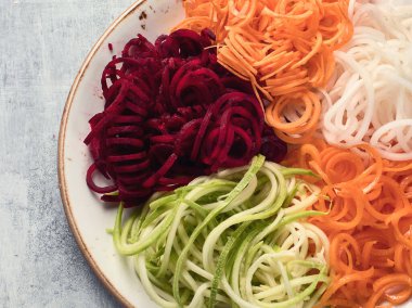 Sebzeli erişte. Taze kabak, havuç, beyaz turp, tatlı patates ve pancar köklü makarna. Üst görünüm.