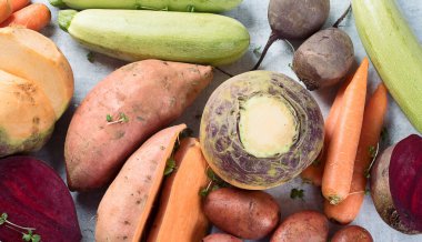 Taze kök sebze. Kökler arka planda kalıyor. Sağlıklı beslenme konsepti. Üst Manzara. Panorama.