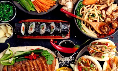 Siyah arka planda servis edilen Asya yemekleri. Asya yemekleri konsepti. Üst görünüm.