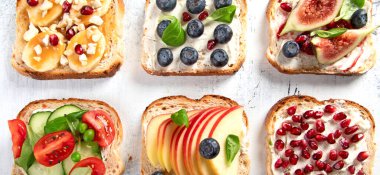 Sebze ve meyveli çeşitli sağlıklı bahar kadehleri. Sağlıklı kahvaltı konsepti. Üst Manzara. Panorama.