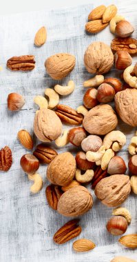 Mavi arka planda farklı tür fındıklar. Üst görünüm.