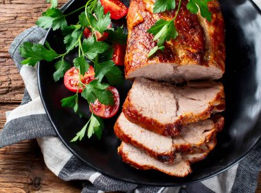 Ahşap arka planda patates ve sebzeli ızgara domuz eti. Üst görünüm.