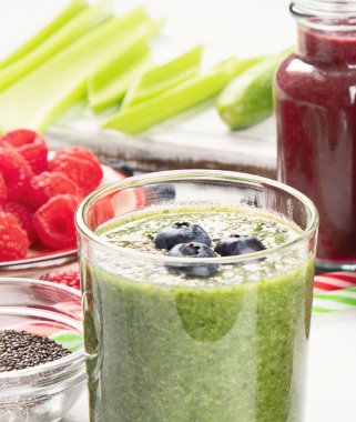 Taze meyve ve sebzeler cam şişelerde. Sağlıklı beslenme ve detoks konsepti. Üst görünüm.